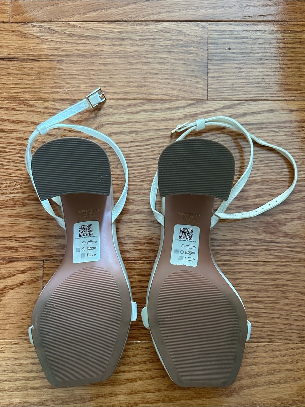 Women's White Strappy Block Heel Sandals - Picture 4 of 4